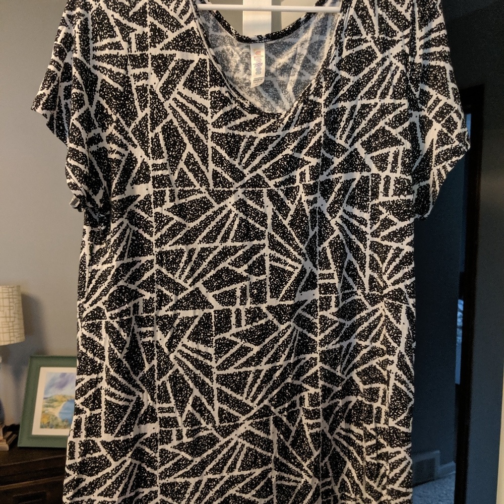 Black and White LulaRoe Classic T